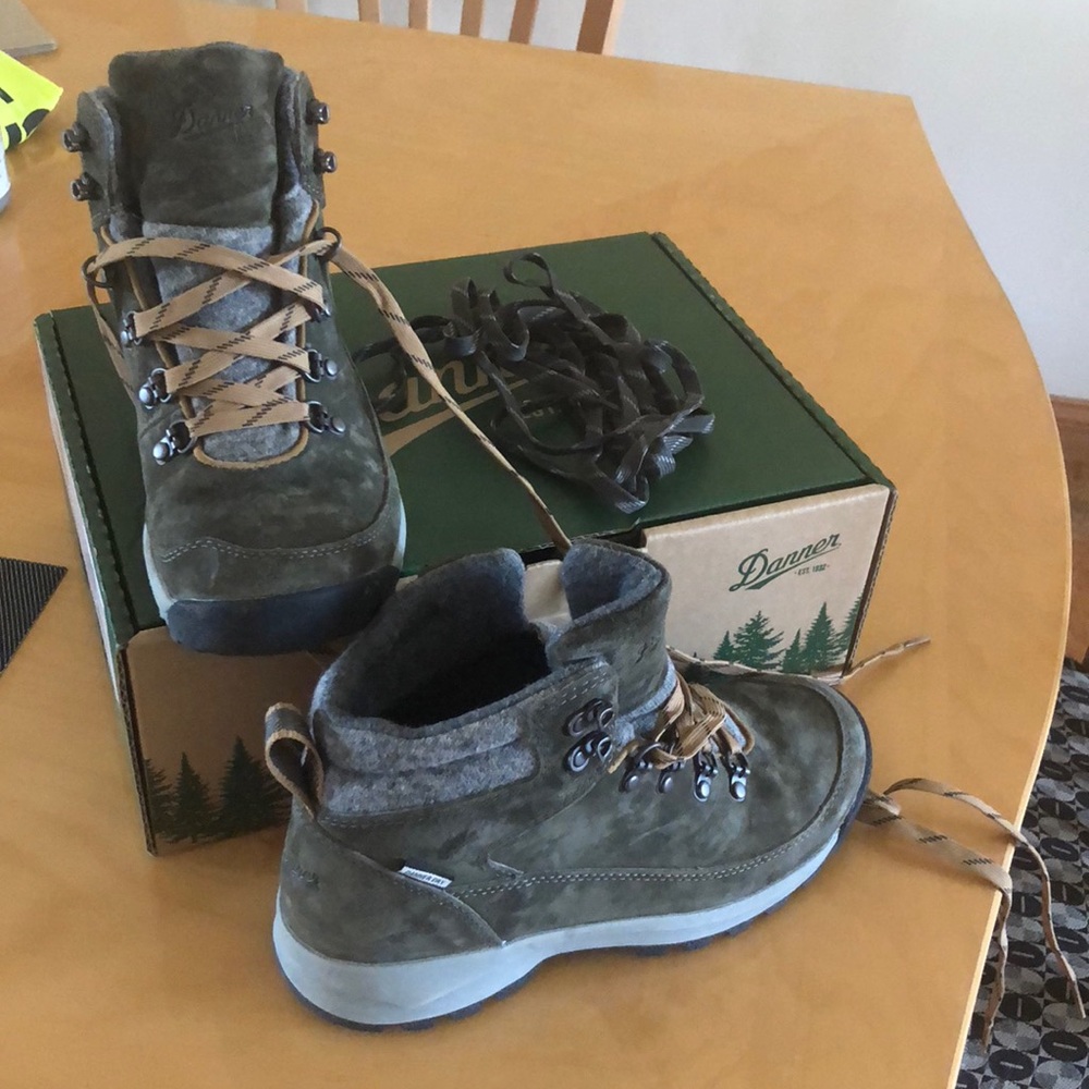 Danner hiking boots with laces Adrika hiker